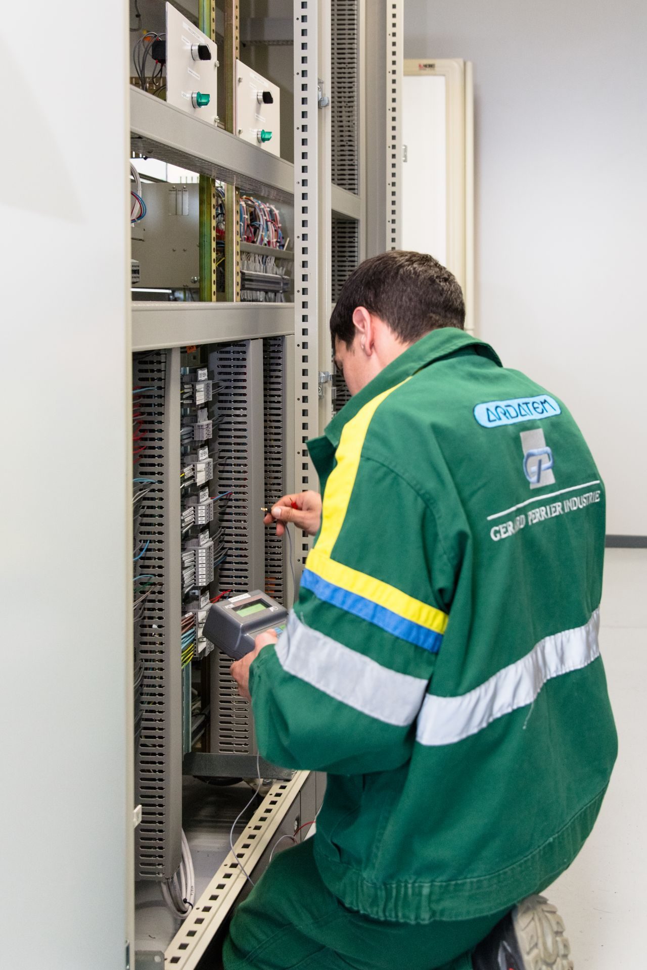 Technicien intervenant dans une armoire d'automatisme