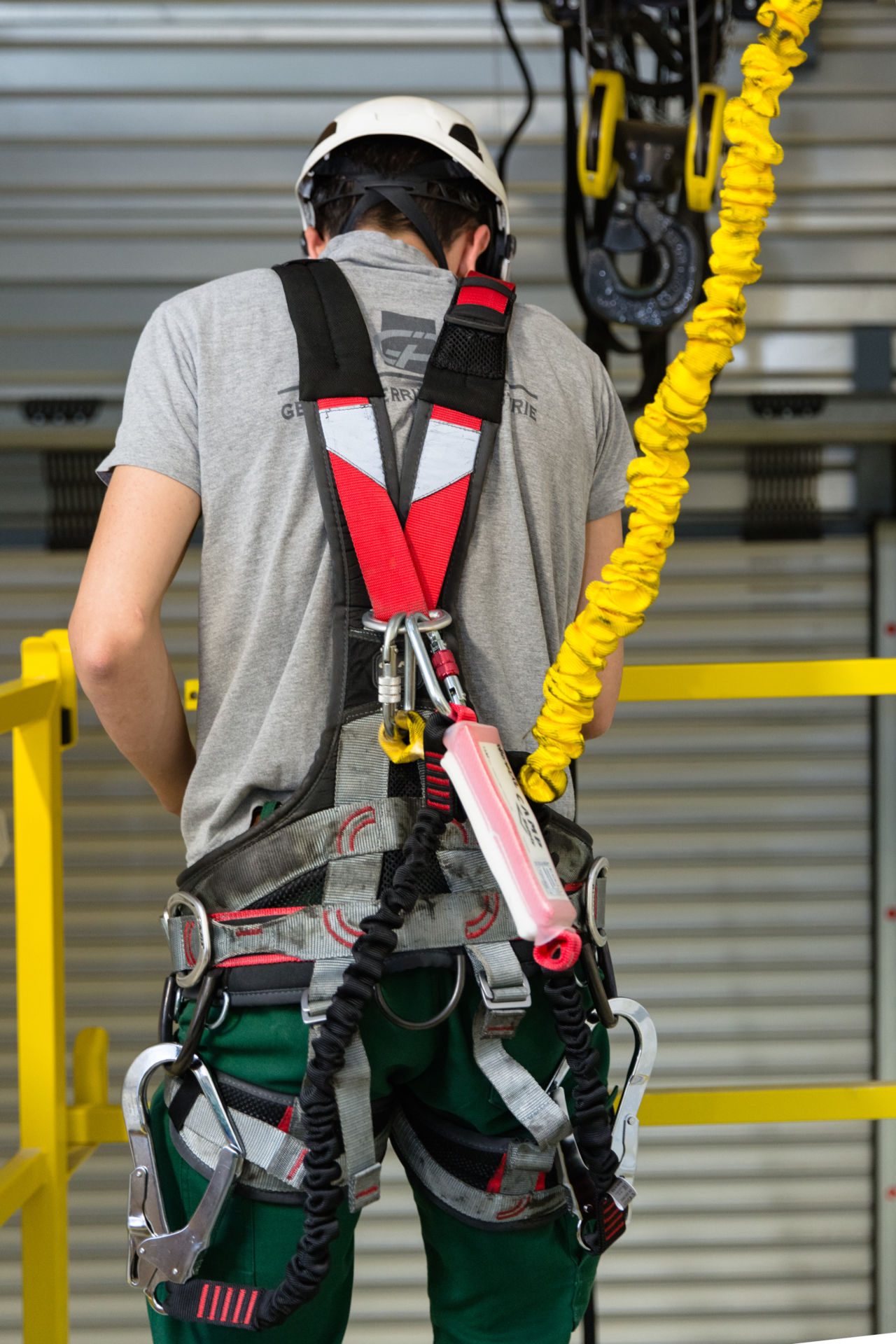 Technicien équipé d'un harnais antichute